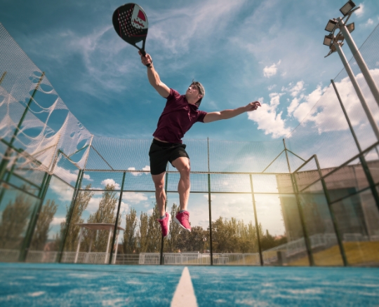 Joueur de padel à Vallon-Pont-d'Arc en Ardèche