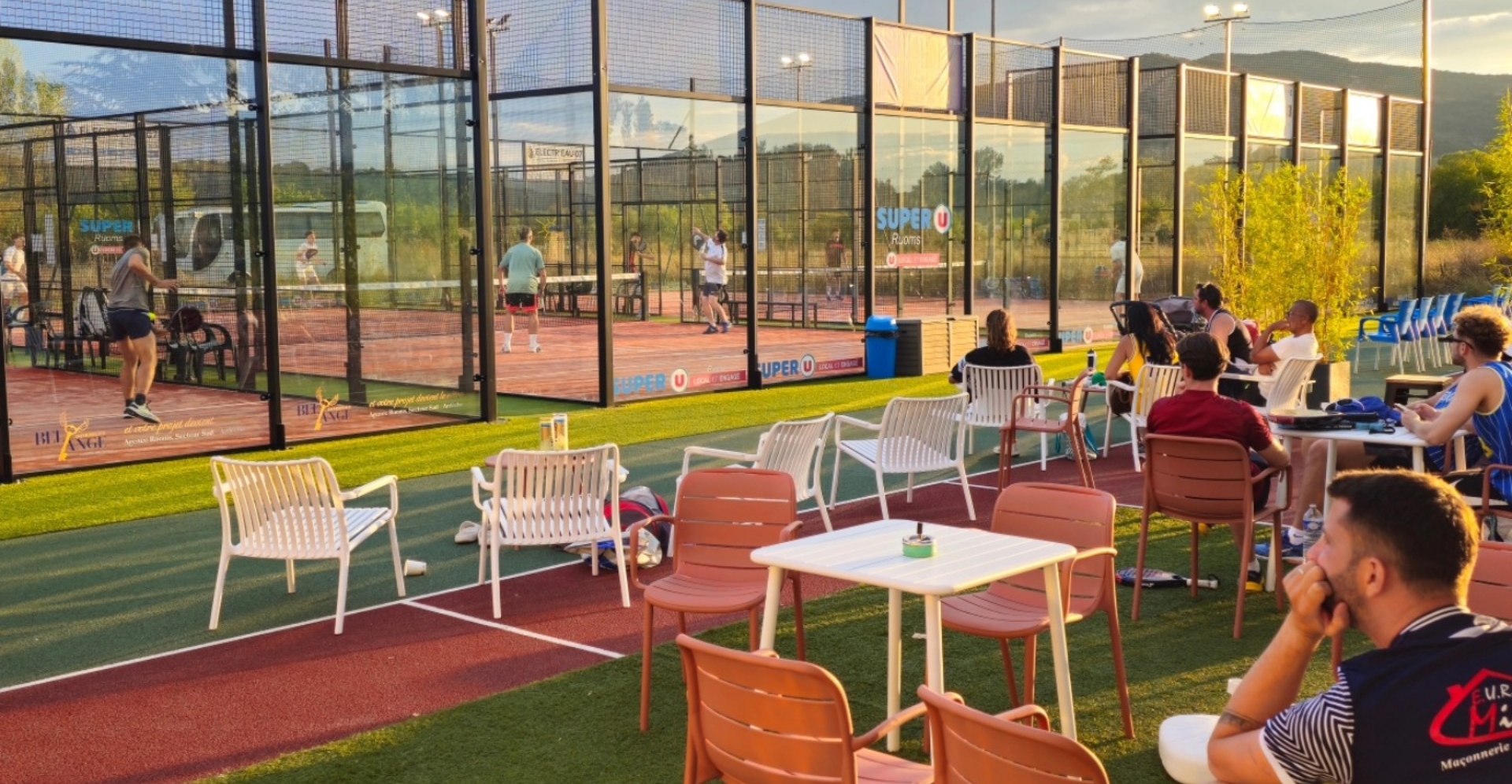 Terrains, vu de la terrasse du RC Padel, club de padel à Vallon-Pont-d'Arc en Ardèche