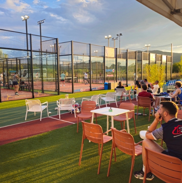 Terrasse du RC Padel, club de Padel à Vallon-Pont-d'Arc face aux courts