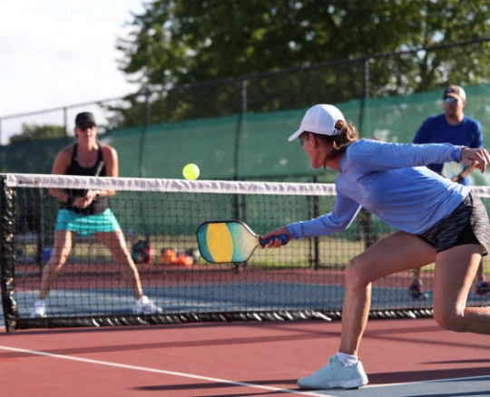 Match de pickleball au RC Padel, club de padel en Ardèche, près de Saint-Martin d'Ardèche