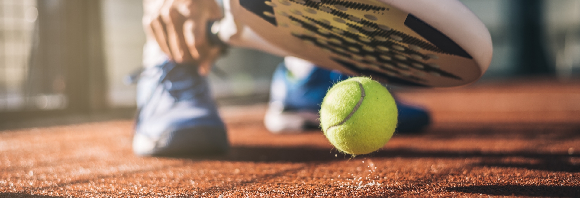 Court et raquette de Padel