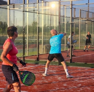 Partie de padel, dans un des terrains de padel du REC Padel, club de padel en Ardèche, près de Saint-Martin d'Ardèche