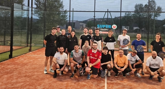 Joueurs réunis sur un des terrains de padel du RC Padel, club de padel en Ardèche